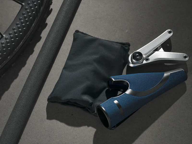 Guma, nylon i szczotkowane aluminium ułożone na kamiennej powierzchni